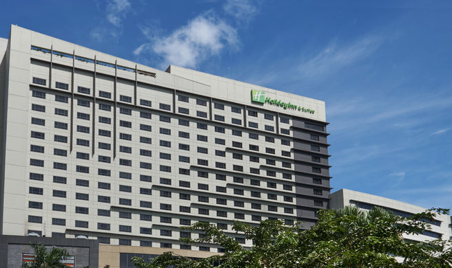 Holiday Inn & Suites Makati Exterior