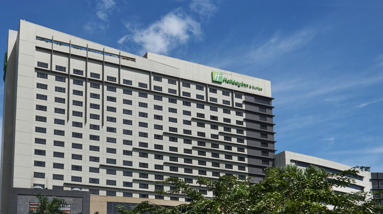 Holiday Inn & Suites Makati Exterior