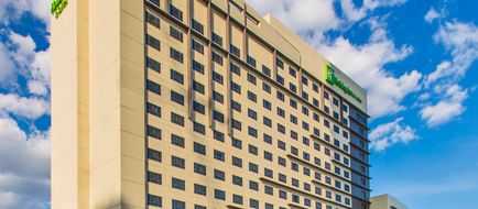 Holiday Inn & Suites Makati Exterior