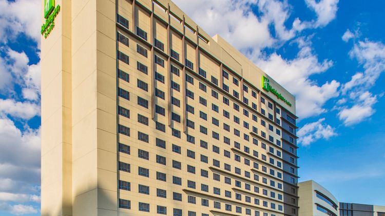 Holiday Inn & Suites Makati Exterior