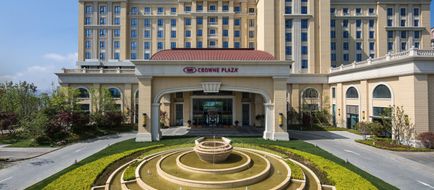 Crowne Plaza Oriental Movie Metropolis Exterior