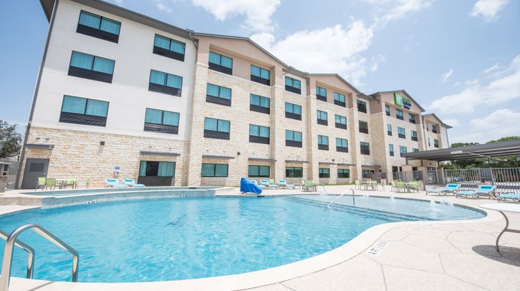 Holiday Inn Express/Sts Dripping Springs Pool