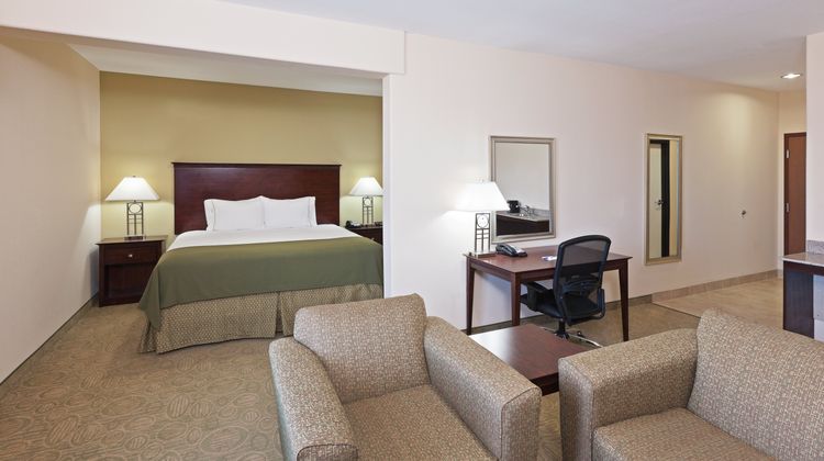 Holiday Inn Express Hotel & Suites Suite
