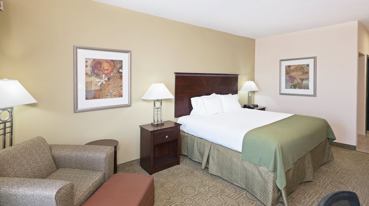 Holiday Inn Express Hotel & Suites Room