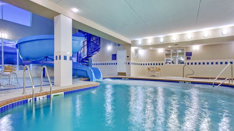 Holiday Inn Express Suites Pool