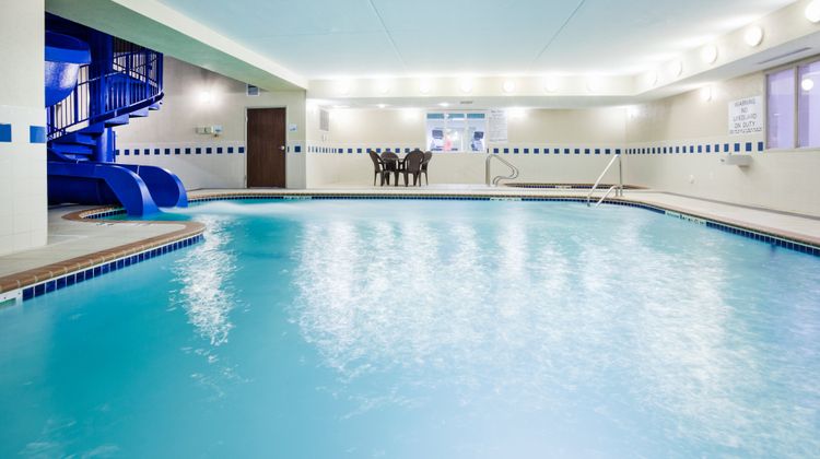 Holiday Inn Express Suites Pool