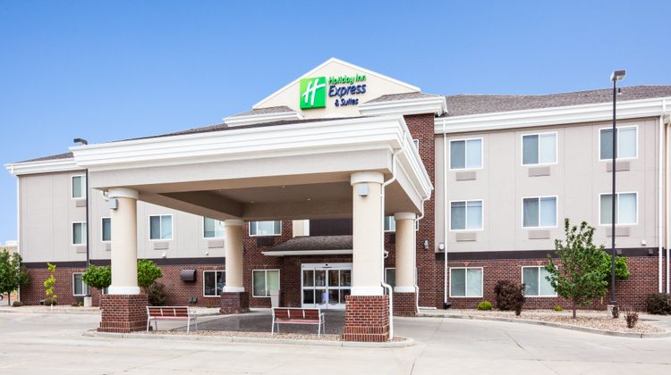 Holiday Inn Express Suites Exterior