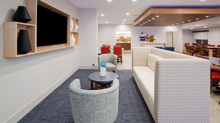 Holiday Inn Express Suites Lobby
