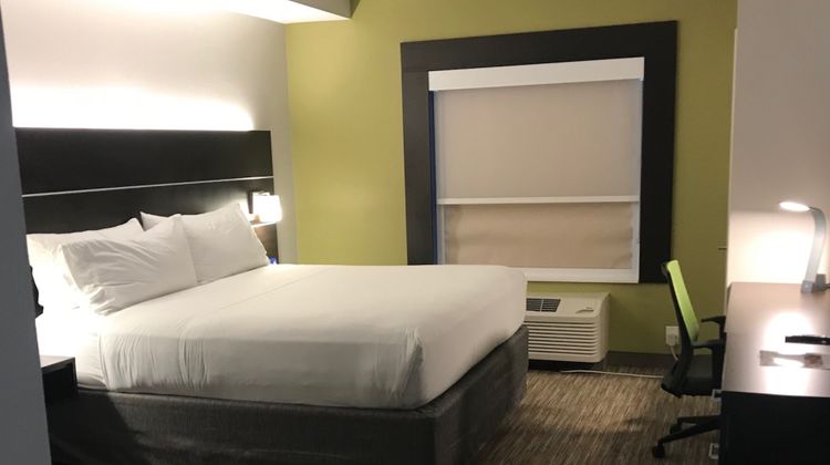 Holiday Inn Express Charlotte Arrowood Room