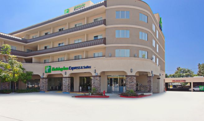 Holiday Inn Express Hotel & Suites Exterior