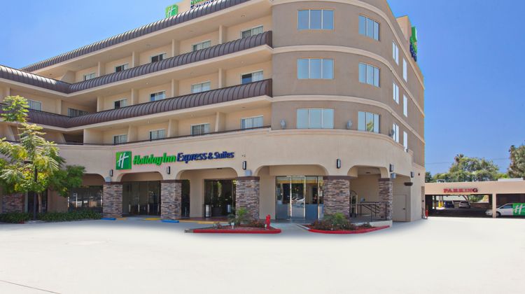 Holiday Inn Express Hotel & Suites Exterior