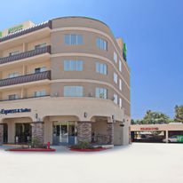 Holiday Inn Express Hotel & Suites