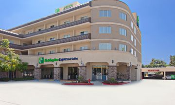 Holiday Inn Express Hotel & Suites