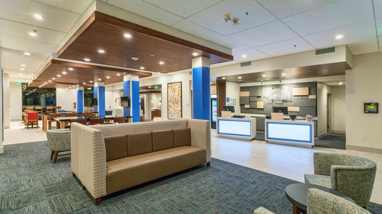 Holiday Inn Express & Suites Dodge City Lobby