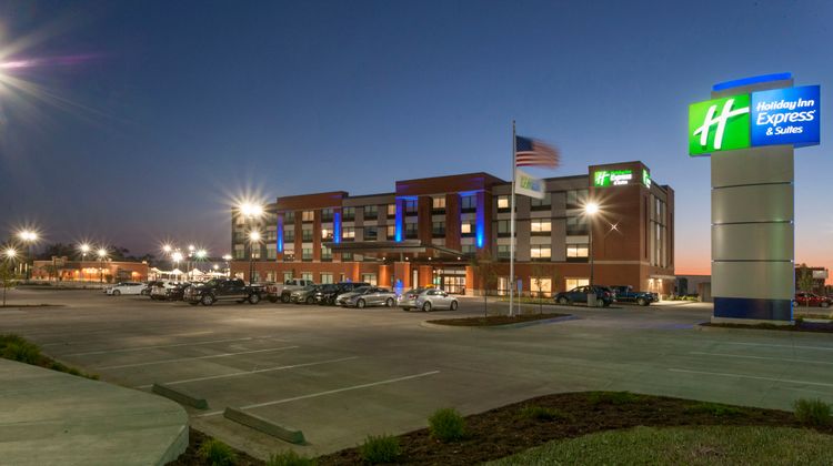 Holiday Inn Express & Suites Dodge City Exterior