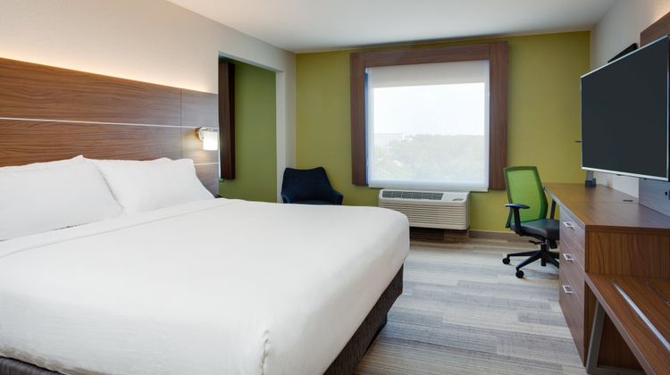 Holiday Inn Express & Suites-Fairgrounds Suite