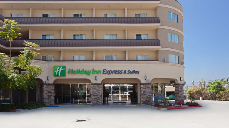 Holiday Inn Express Hotel & Suites Exterior