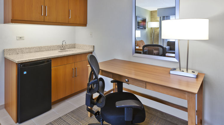 Holiday Inn Bolingbrook Suite