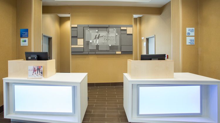 Holiday Inn Express Springfield Downtown Lobby