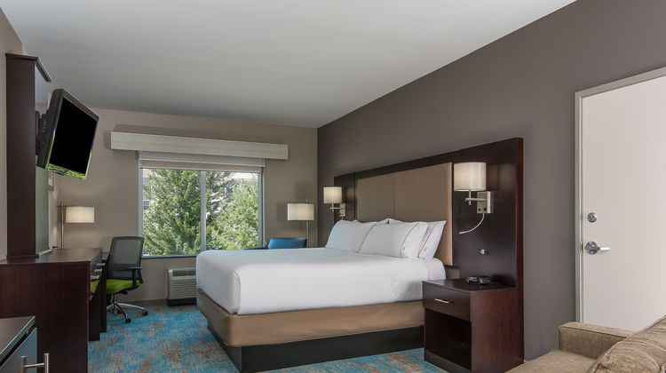 Holiday Inn Express/Stes Boston-Norwood Suite