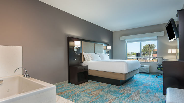 Holiday Inn Express/Stes Boston-Norwood Suite