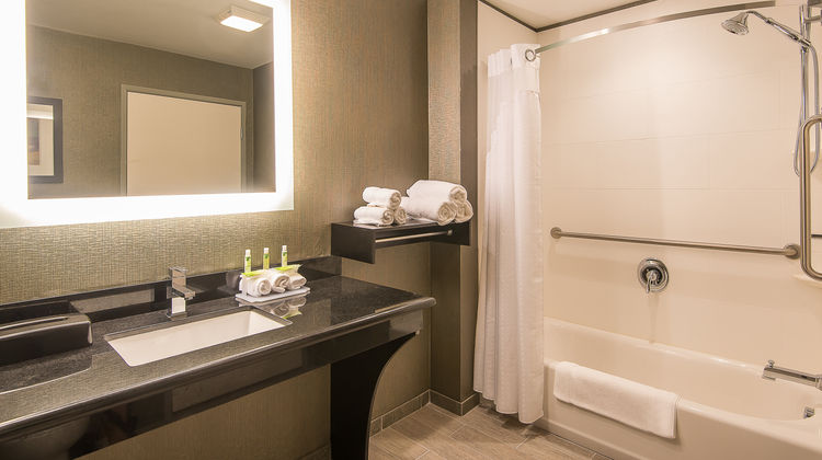 Holiday Inn Express/Stes Boston-Norwood Room