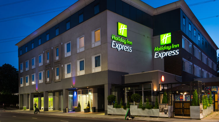Holiday Inn Express Wimbledon South Exterior