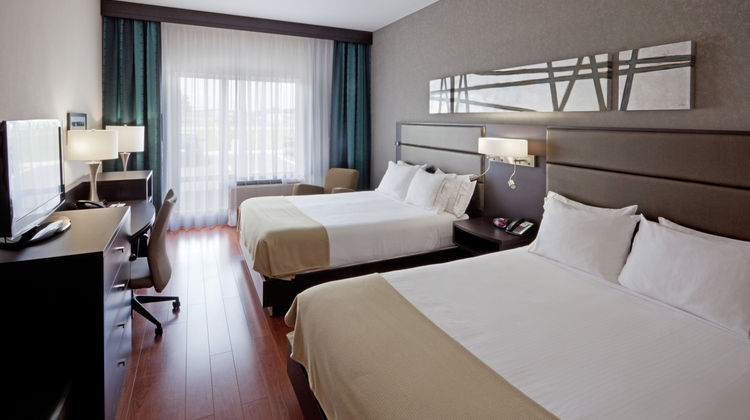 Holiday Inn Express & Suites Room