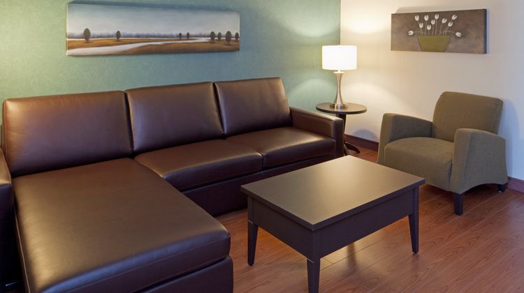 Holiday Inn Express & Suites Suite