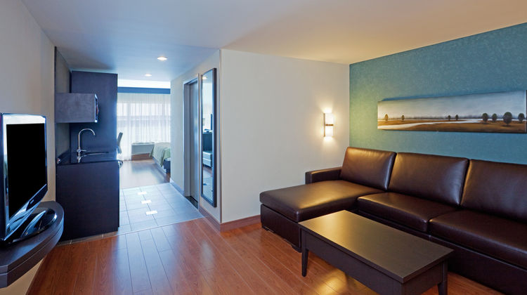 Holiday Inn Express & Suites Suite