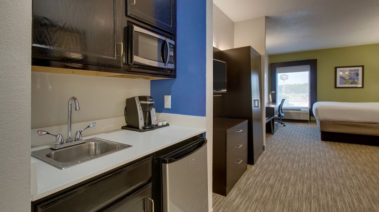 Holiday Inn Express & Suites Lebanon Suite