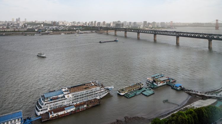 Holiday Inn Riverside Wuhan Exterior