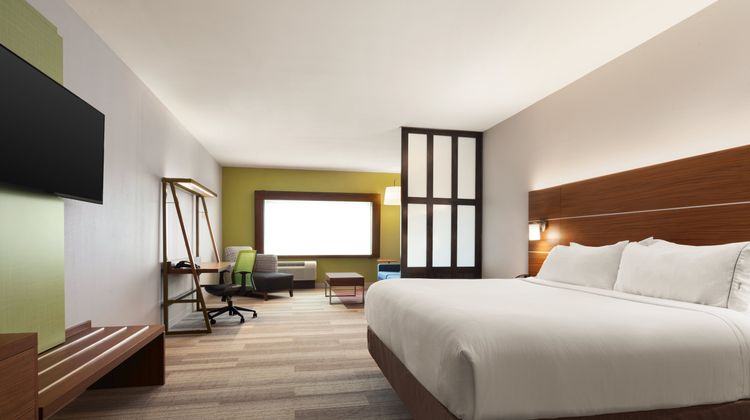 Holiday Inn Express & Suites McAllen Suite