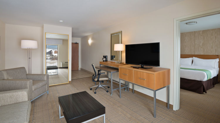 Holiday Inn Express & Sts Fraser Suite
