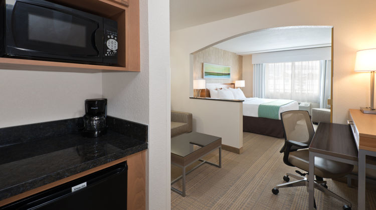 Holiday Inn Express & Sts Fraser Suite