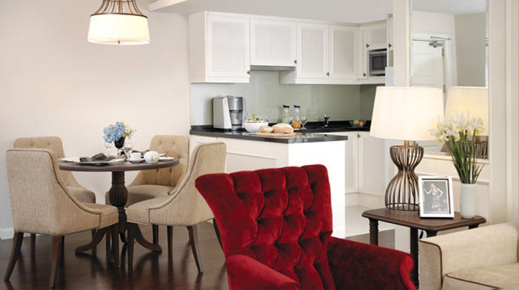 Bliston Suwan Park View Hotel Suite