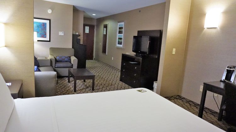 Holiday Inn Express Hotel & Suites Suite