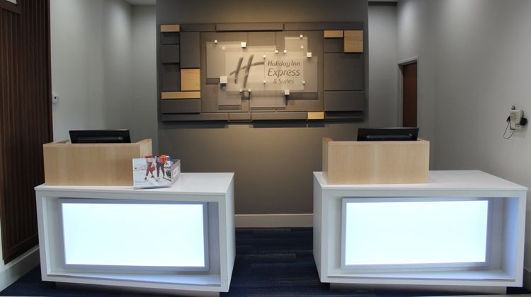 Holiday Inn Express Hotel & Suites Lobby