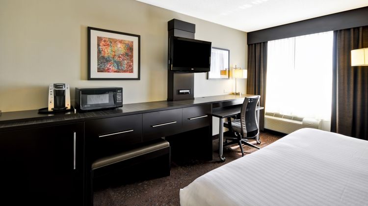 Holiday Inn Express Romulus / Detroit Airport, an Room