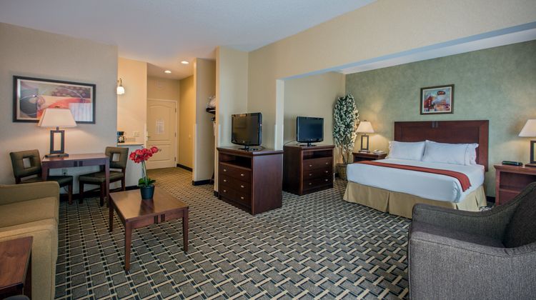 Holiday Inn Express Warren Suite