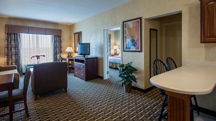 Holiday Inn Express Warren Suite