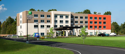 Holiday Inn Express & Suites Queensbury Exterior