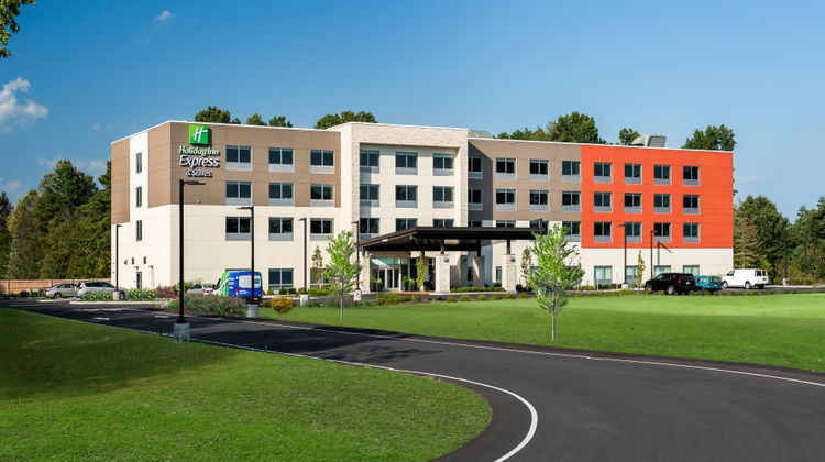 Holiday Inn Express & Suites Queensbury Exterior