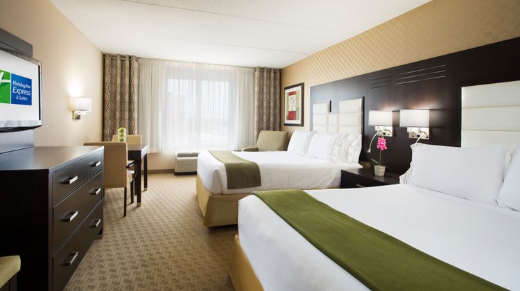 Holiday Inn Express Hotel & Suites Suite