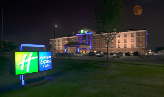Holiday Inn Express & Stes Detroit North Exterior