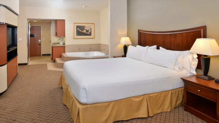 Holiday Inn Express Hotel & Suites Suite