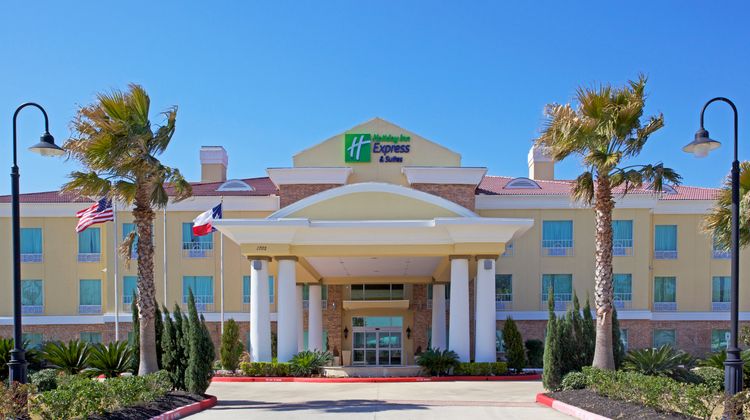 Holiday Inn Express & Suites Pearland Exterior