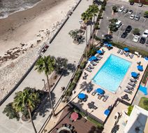 Crowne Plaza Ventura Beach Lobby