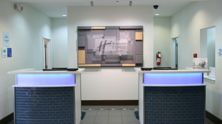 Holiday Inn Express & Suites Clute - Lak Lobby