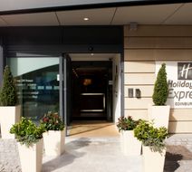 Holiday Inn Express Royal Mile Exterior